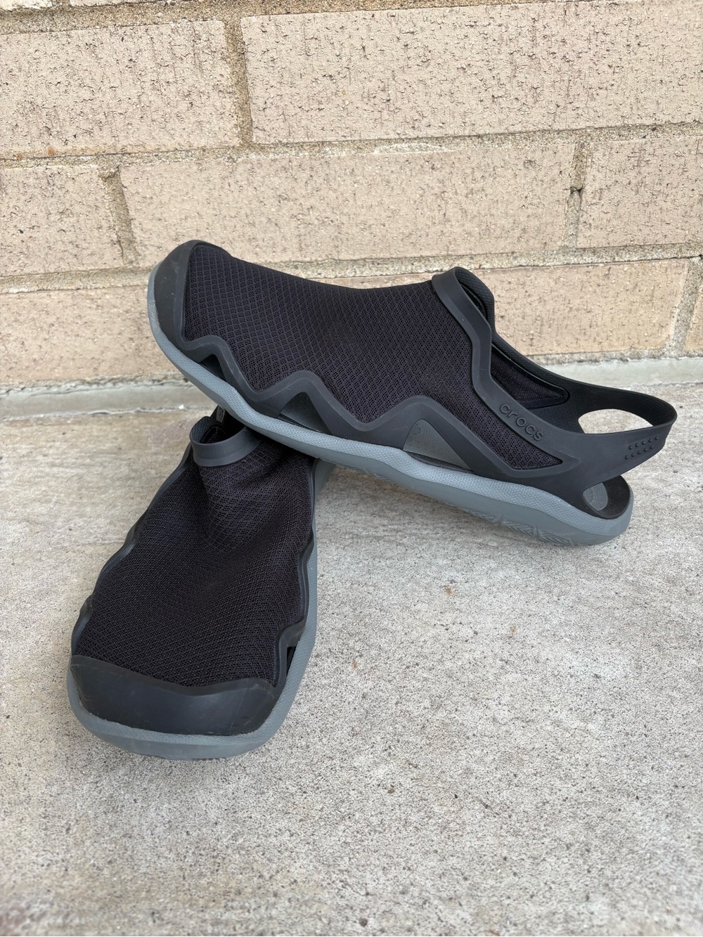 Crocs Men's Swiftwater Mesh Wave Slip On Sandals Black/Grey - Like New! Size 12
